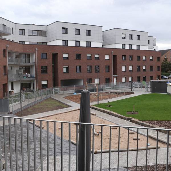 Das Bild zeigt den Innenhof des Neubaukomplexes.