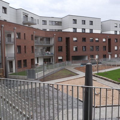 Das Bild zeigt den Innenhof des Neubaukomplexes.