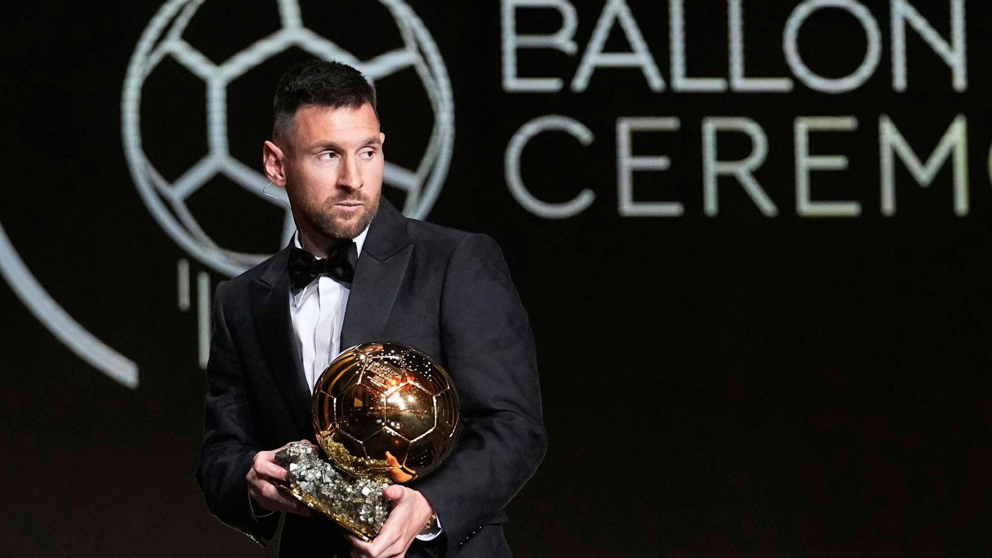 Lionel Messi, Spieler von Inter Miami und argentinischer Nationalspieler, hält die Ballon d'Or während der Verleihung des 67. Ballon d'Or im Theatre du Chatelet.