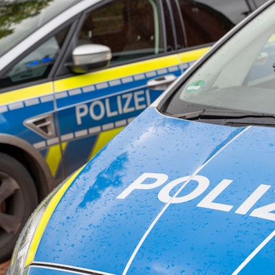 Zwei Polizeiwagen stehen nebeneinander.