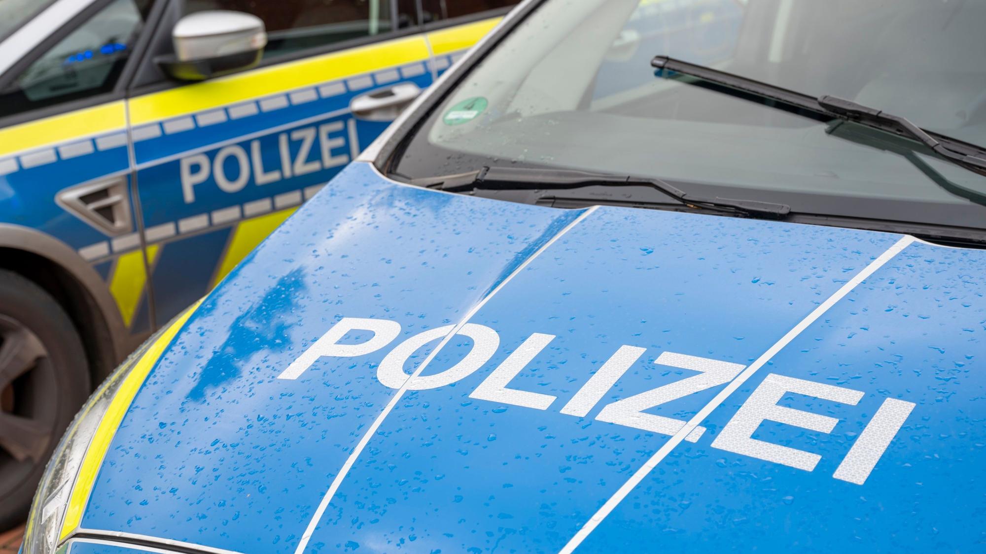 Zwei Streifenwagen stehen für eine Einsatzfahrt bereit.