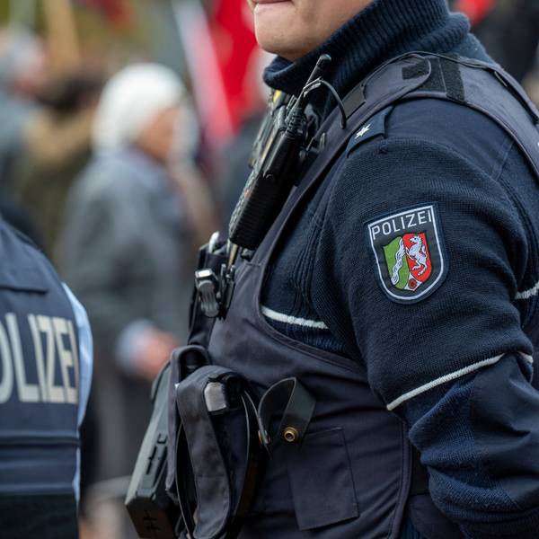 Ein Polizist in voller Montur im Einsatz.
