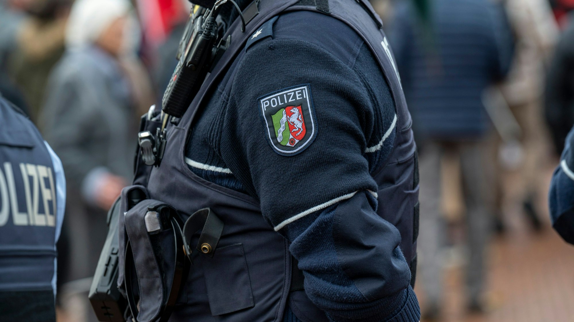 Ein Polizist in voller Montur im Einsatz.
