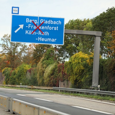 Ein Abfahrtschild der A4 in Bergisch Gladbach-Frankenforst ist gesperrt.