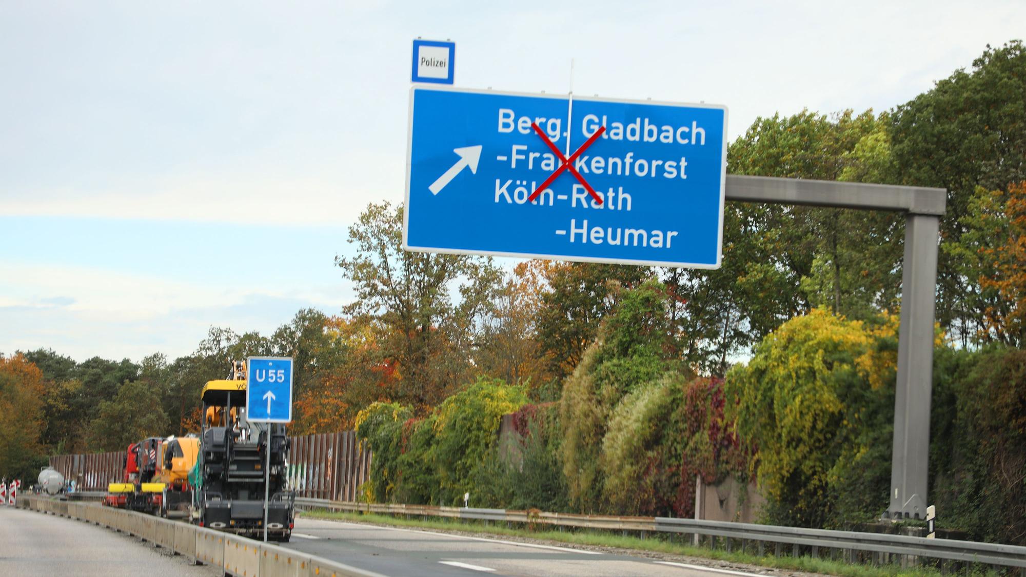 Auf dem Ausfahrtschild Bergisch Gladbach-Frankenforst klebt ein rotes Kreuz.