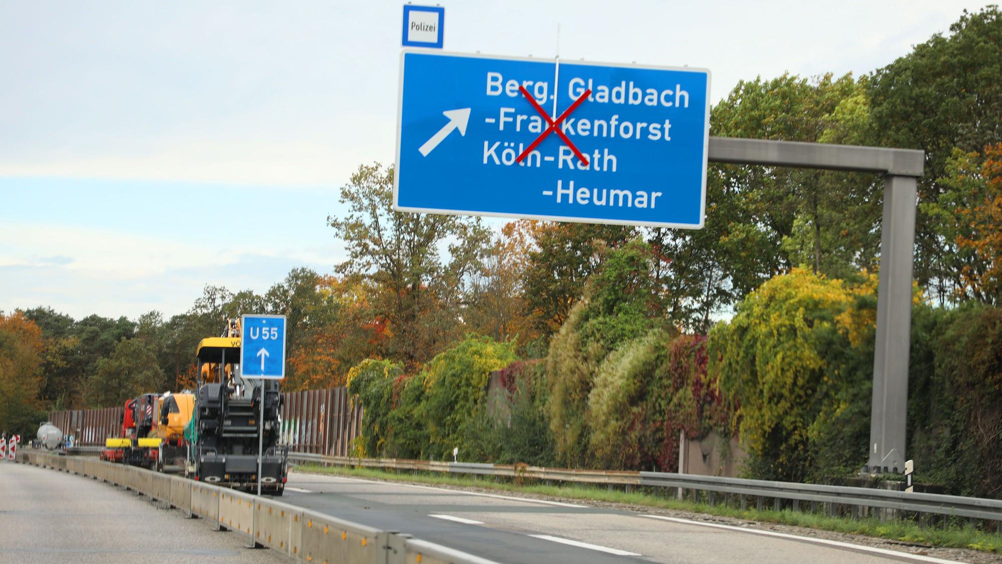 Ein Abfahrtschild der A4 in Bergisch Gladbach-Frankenforst ist gesperrt.