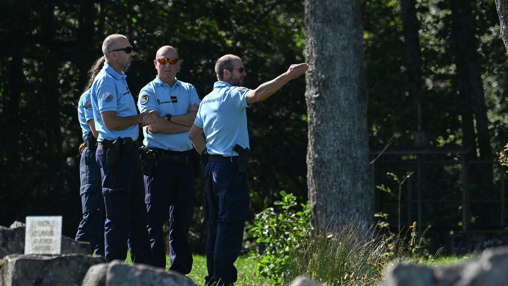 Die französische Gendarmerie sucht bei Saint-Blaise-la-Roche im Elsass nach der vermissten 15-jährigen Lina. Das Mädchen war auf dem Weg zum Bahnhof auf einer Waldstraße verschwunden. Ihr Freund steht im Fokus der Ermittlungen.