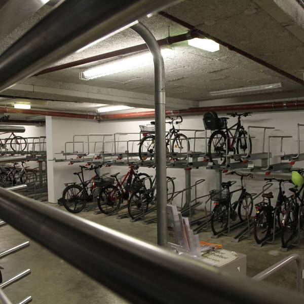 Blick in eine Fahrrad-Tiefgarage mit Abstellplätzen auf zwei Ebenen