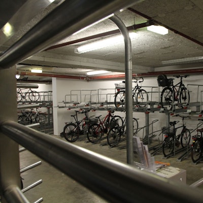 Blick in eine Fahrrad-Tiefgarage mit Abstellplätzen auf zwei Ebenen