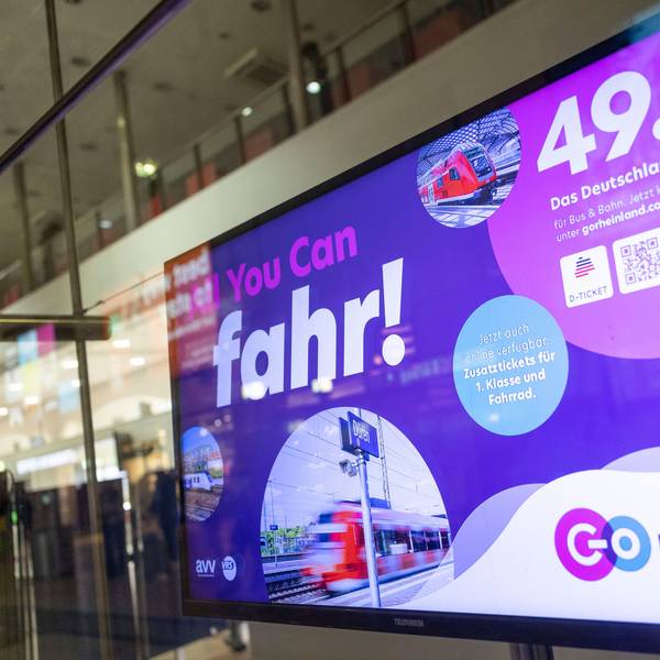 Nordrhein-Westfalen, Köln: „All you can fahr! - 49 Euro - Das Deutschlandticket“ steht auf den Monitoren im Kundencenter im Hauptbahnhof.