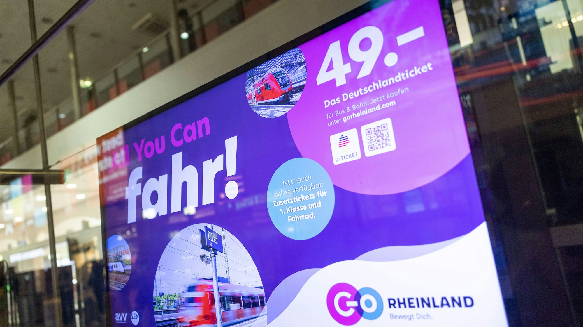 Nordrhein-Westfalen, Köln: „All you can fahr! - 49 Euro - Das Deutschlandticket“ steht auf den Monitoren im Kundencenter im Hauptbahnhof.