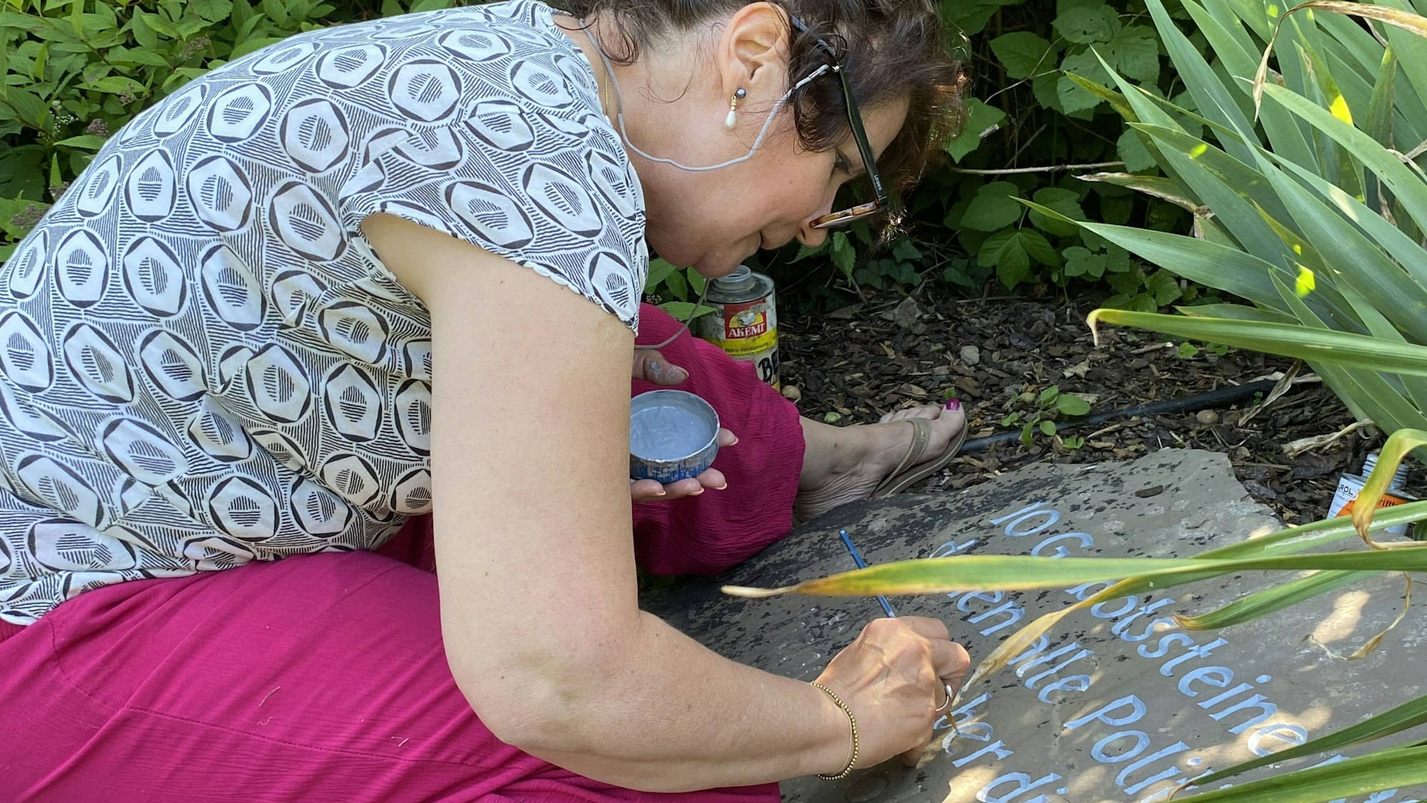 Marita Dunkelberg zeichnete die Inschriften der Gebotssteine nach, nachdem diese gereinigt worden waren.