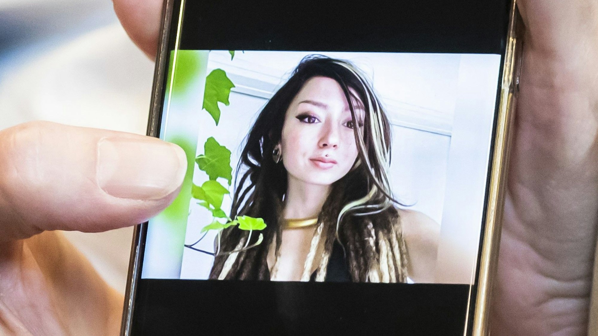 Ricarda Louk zeigt bei einem Treffen mit Bundestagspräsidentin Bas ein Foto ihrer durch die Hamas getöteten Tochter Shani Louk. Die seit dem Hamas-Terrorüberfall auf Israel vermisste Deutsche ist nach Angaben ihrer Mutter tot.