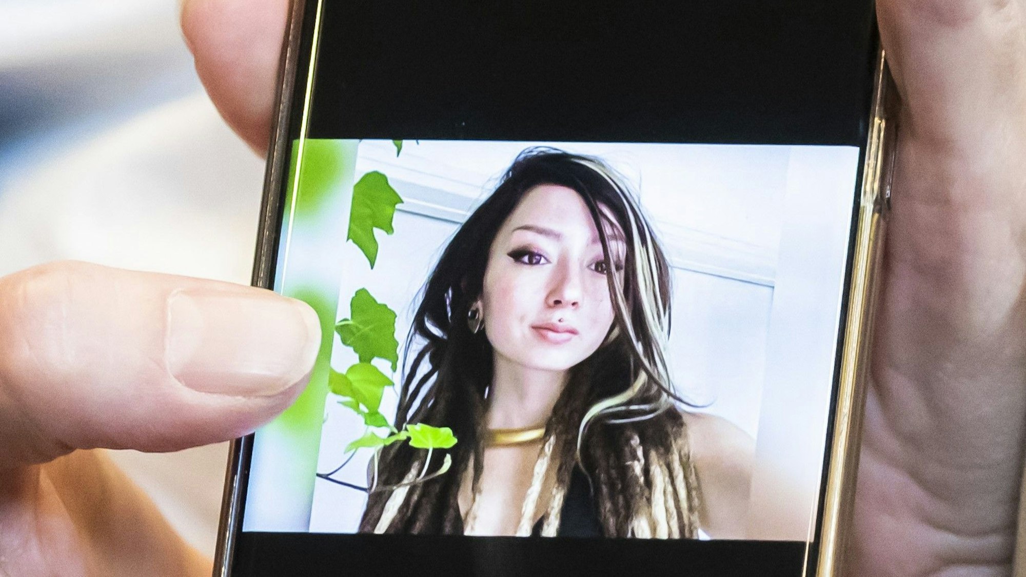 Ricarda Louk zeigt bei einem Treffen mit Bundestagspräsidentin Bas ein Foto ihrer durch die Hamas getöteten Tochter Shani Louk.