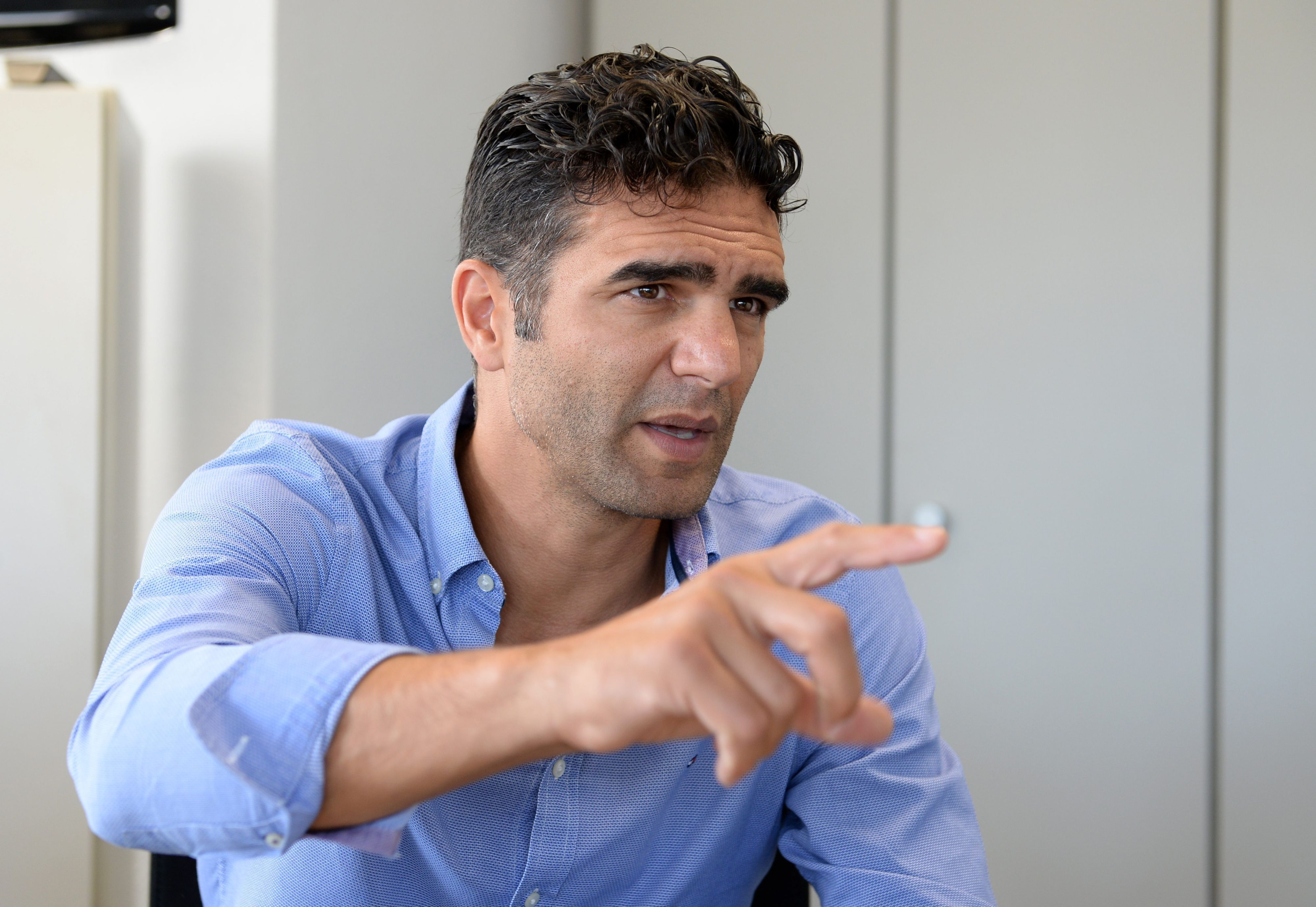 Alon Meyer, Vorsitzender des TuS Makkabi Frankfurt und Präsident von Makkabi Deutschland, gestikuliert während des Interviews der Deutschen Presse-Agentur.