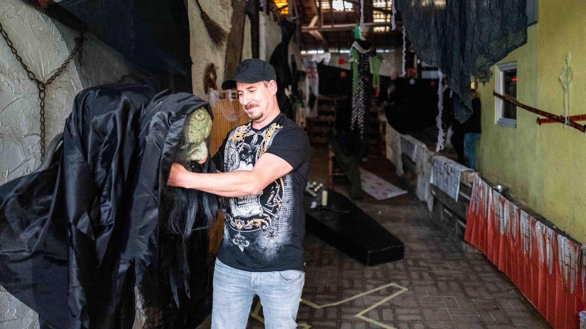 Das Bild zeigt Daniel Delarbre, der eine Horrorfigur im Parcours herrichtet.