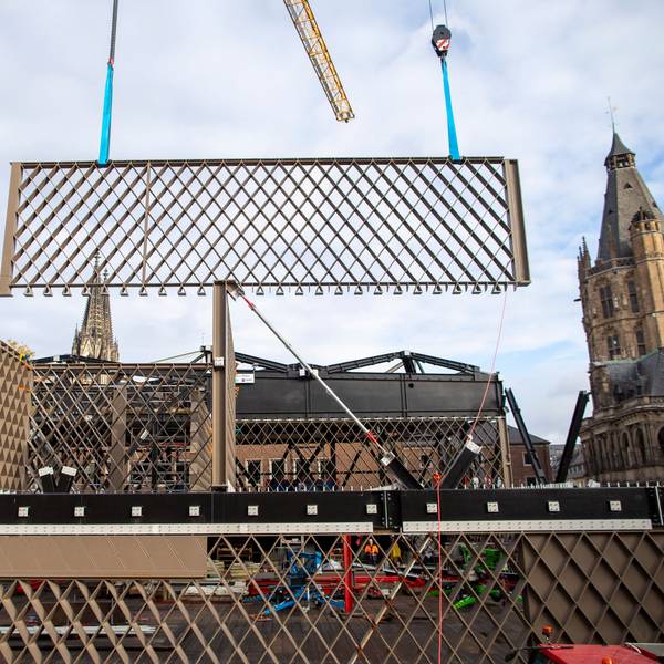 Ein Stahlbauteil mit Rautenmuster wird an der MiQua-Baustelle angeliefert.
