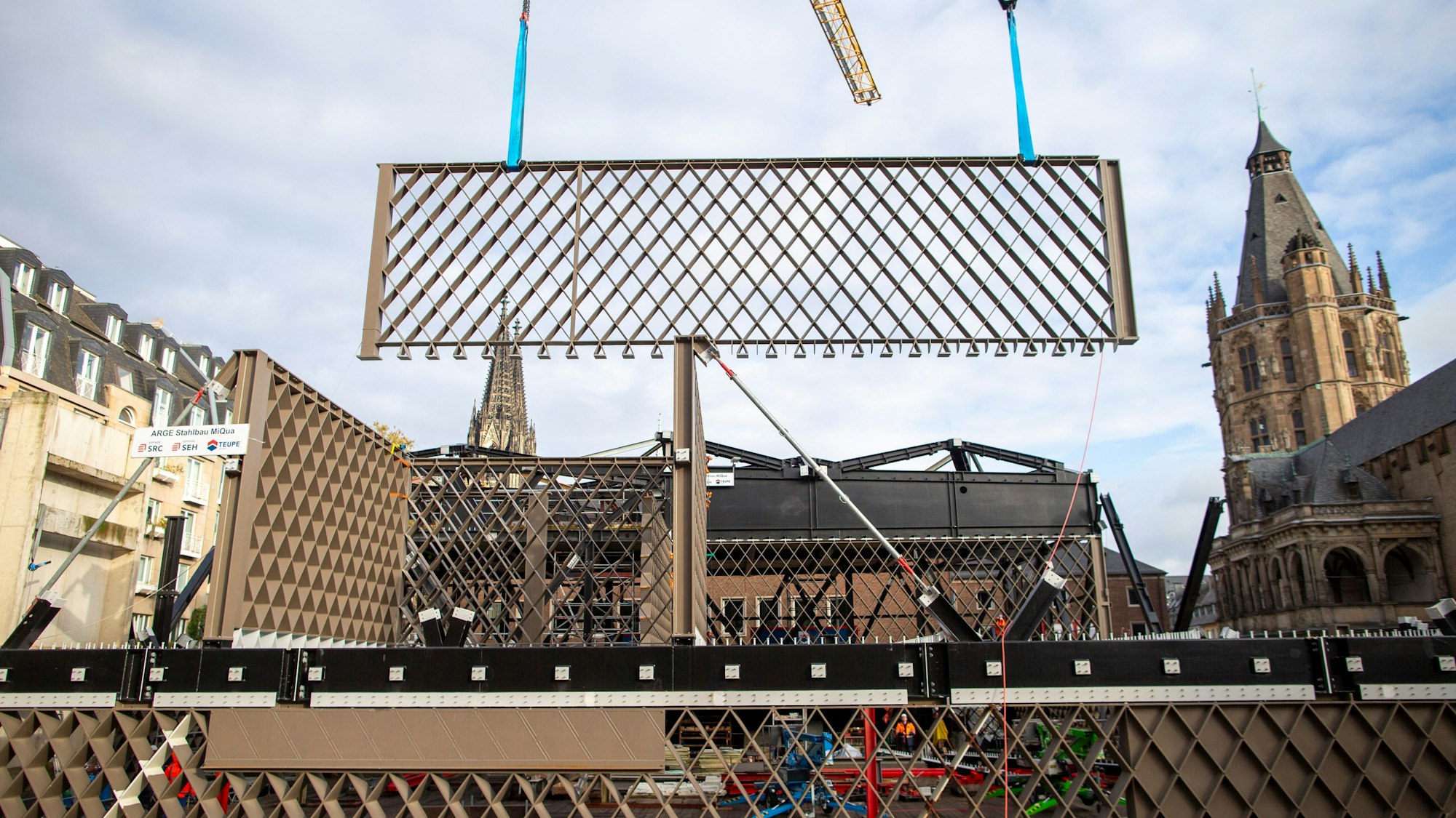 Ein Stahlbauteil mit Rautenmuster wird an der MiQua-Baustelle angeliefert.