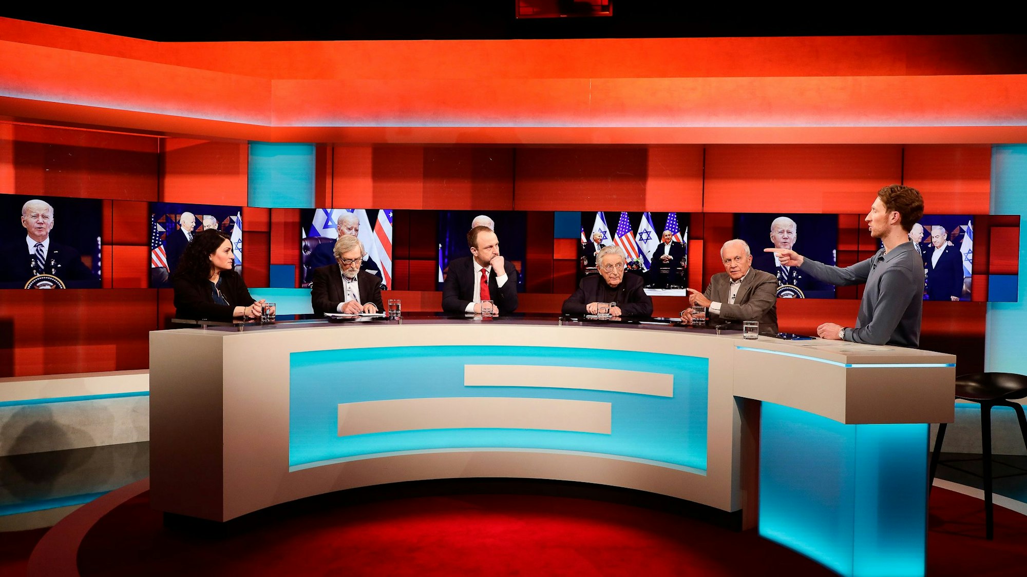 Louis Klamroth diskutiert mit seinen Gästen über den Nahost-Krieg.