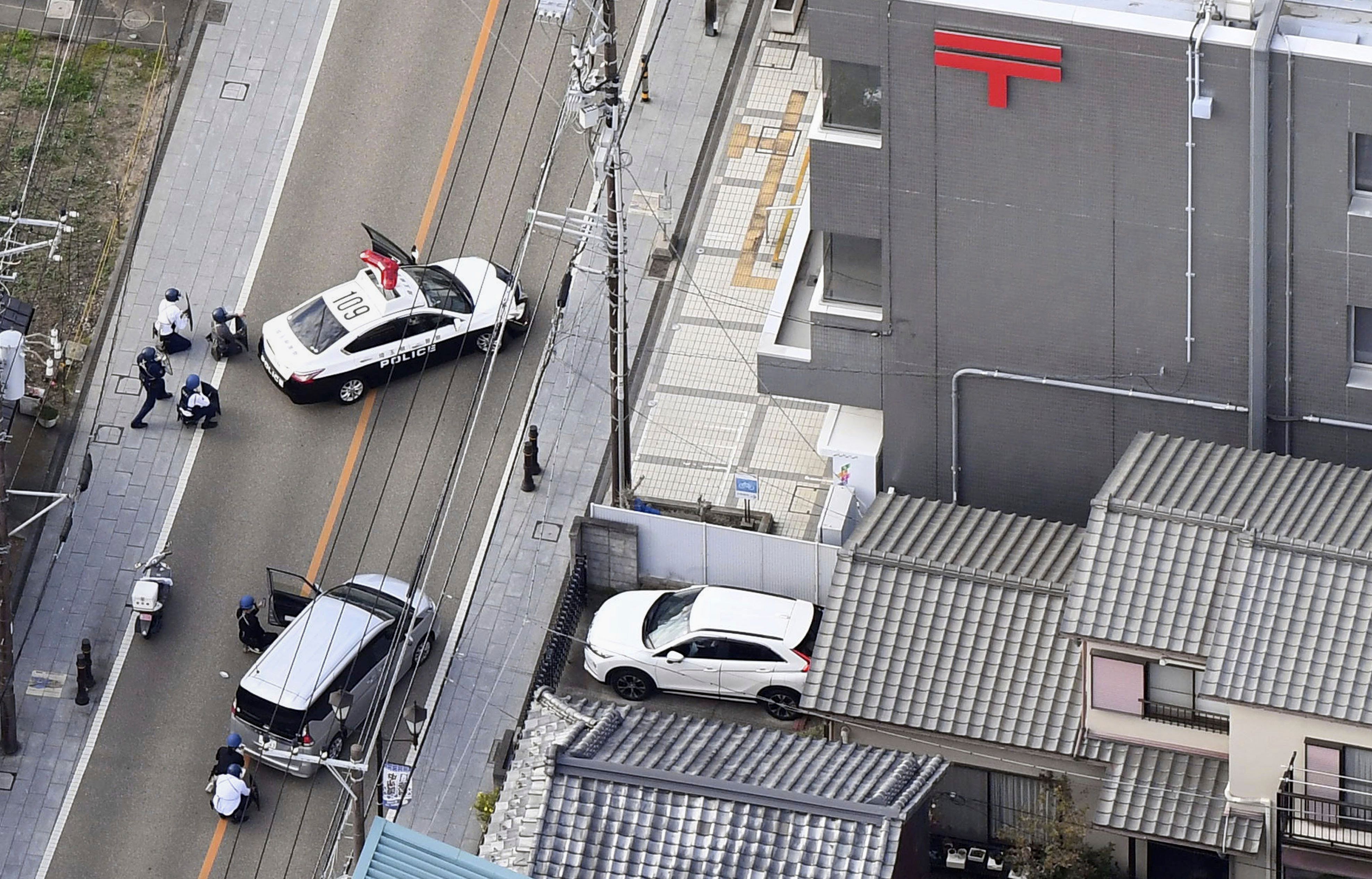 Eine Luftaufnahme zeigt Einsatzkräfte vor dem Postamt, in dem ein Mann in der Stadt Warabi, Präfektur Saitama, nördlich von Tokio, vermutet wird.