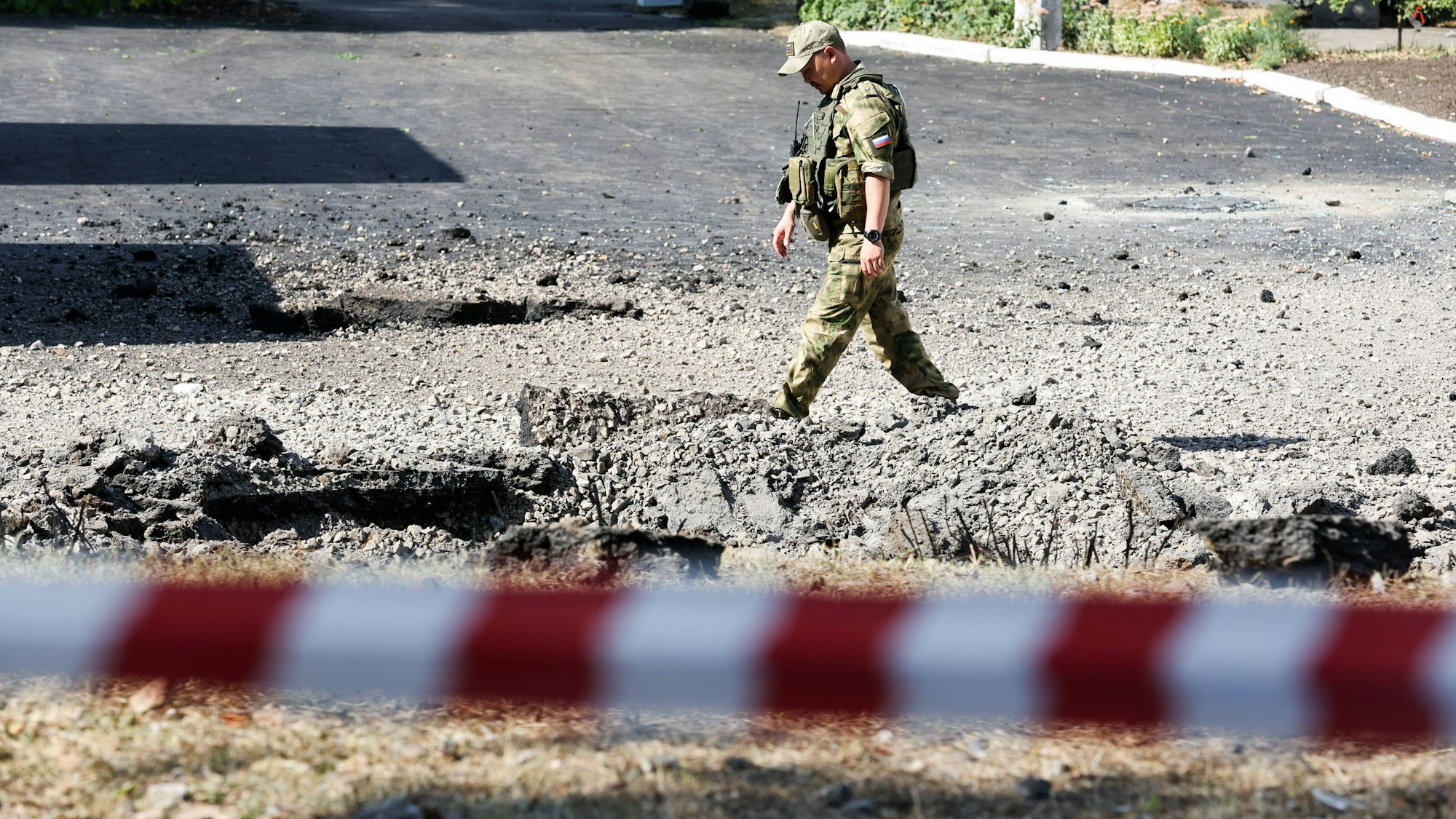 Ein russischer Soldat in der ukrainischen Stadt Wolnowacha. Dort wurden nun zwei russische Militärangehörige festgenommen, sie werden verdächtigt, eine neunköpfige Familie ermordet zu haben. (Archivbild)