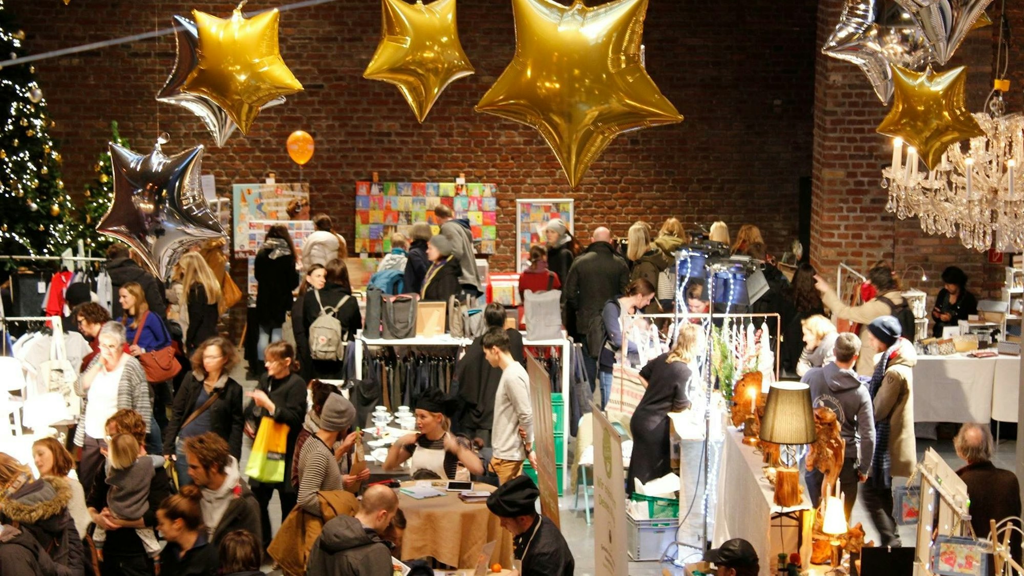 Besucher auf einem Designmarkt