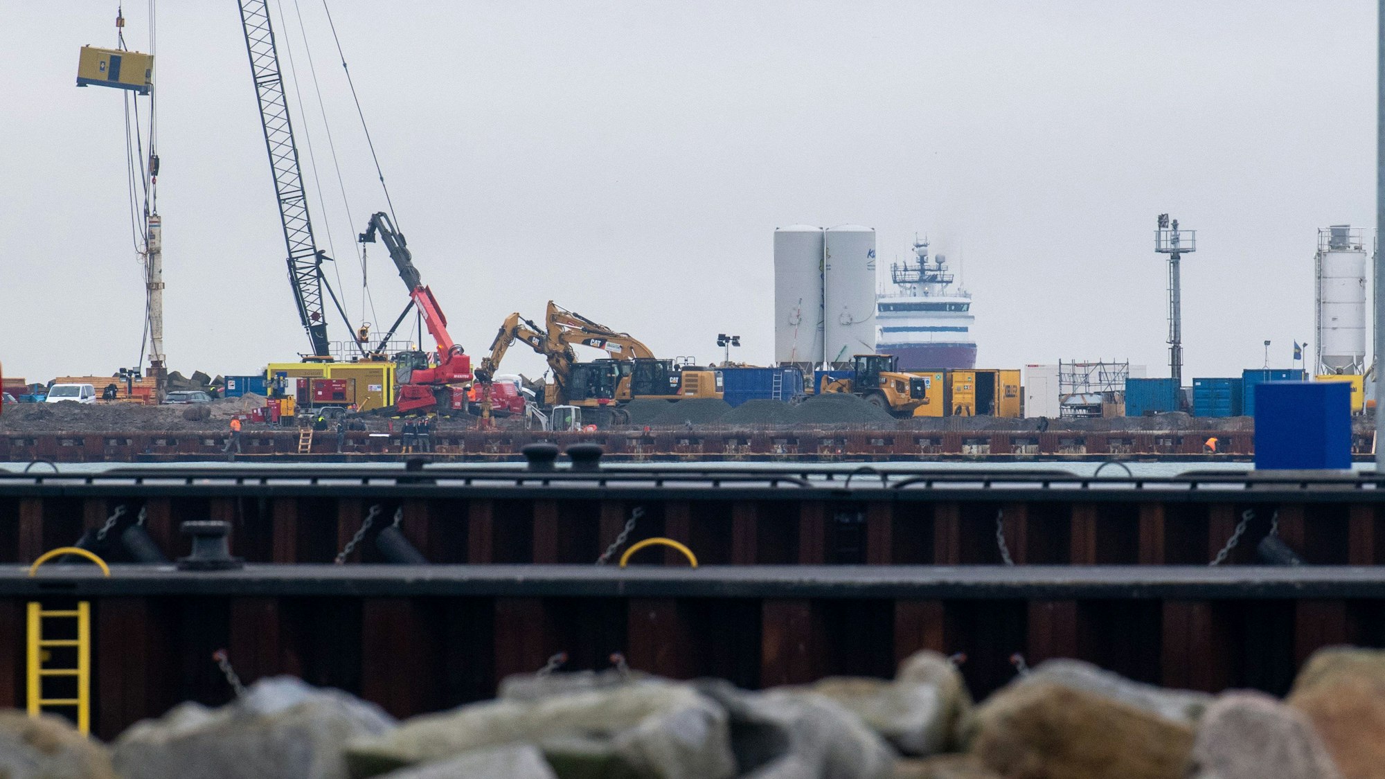 Ein Blick auf die verschiedenen Maschinen und das LNG-Terminal.