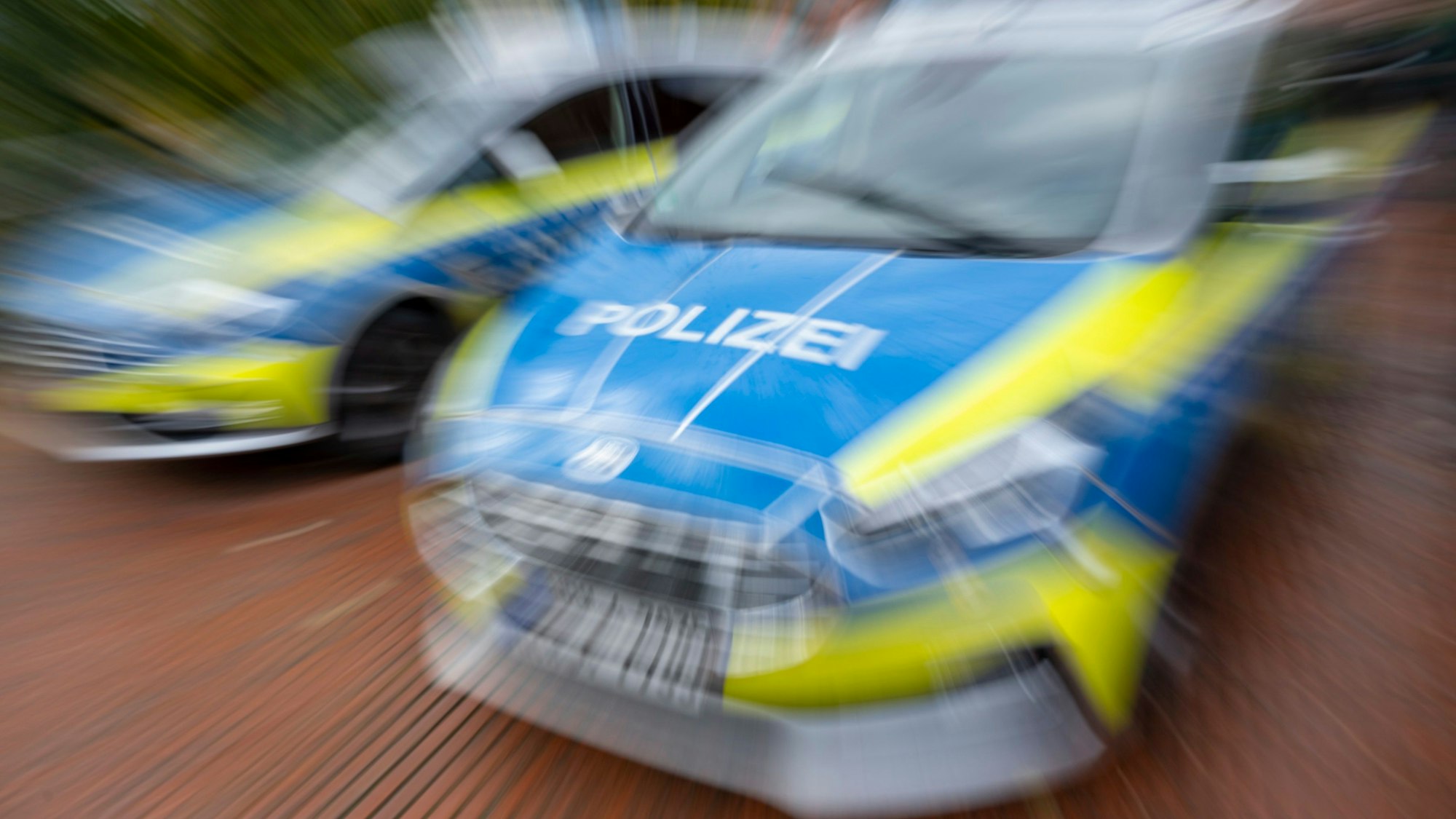 Polizeiautos im Einsatz.