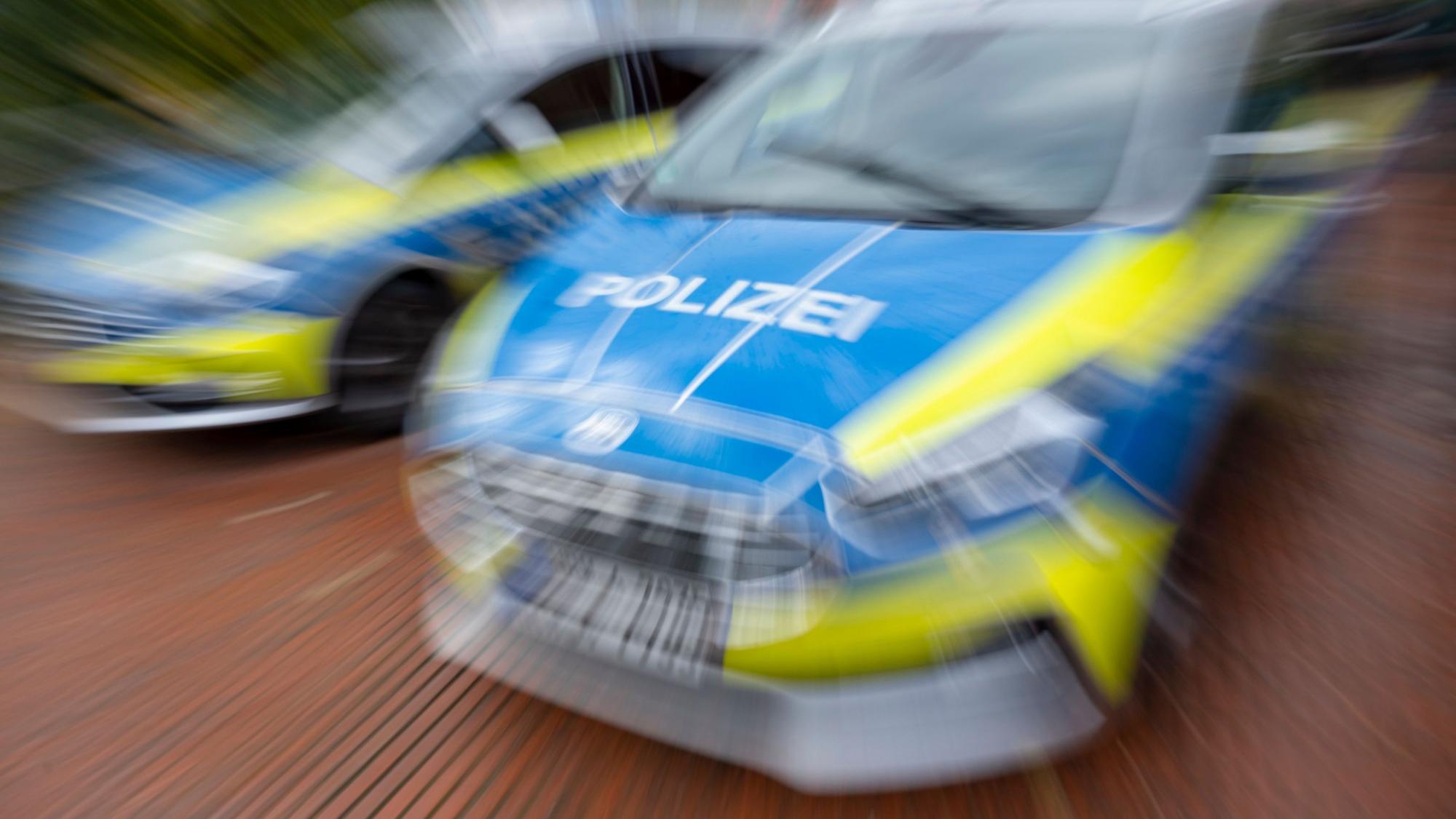 Polizeifahrzeug im Einsatz. (Symbolfoto)