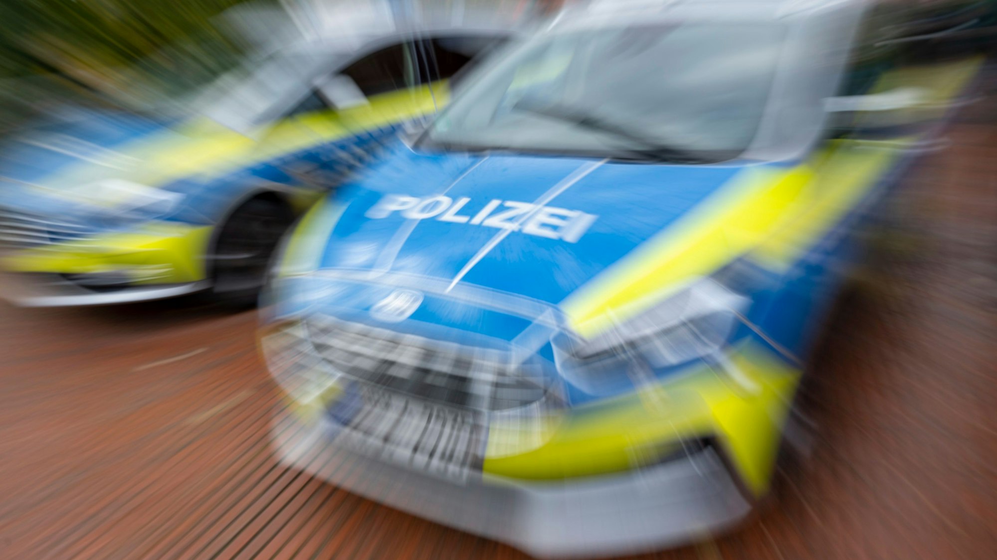 Polizeifahrzeug im Einsatz. (Symbolfoto)