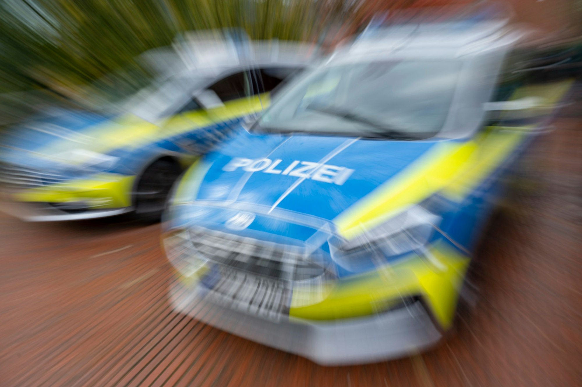 Zwei Streifenwagen der Polizei.