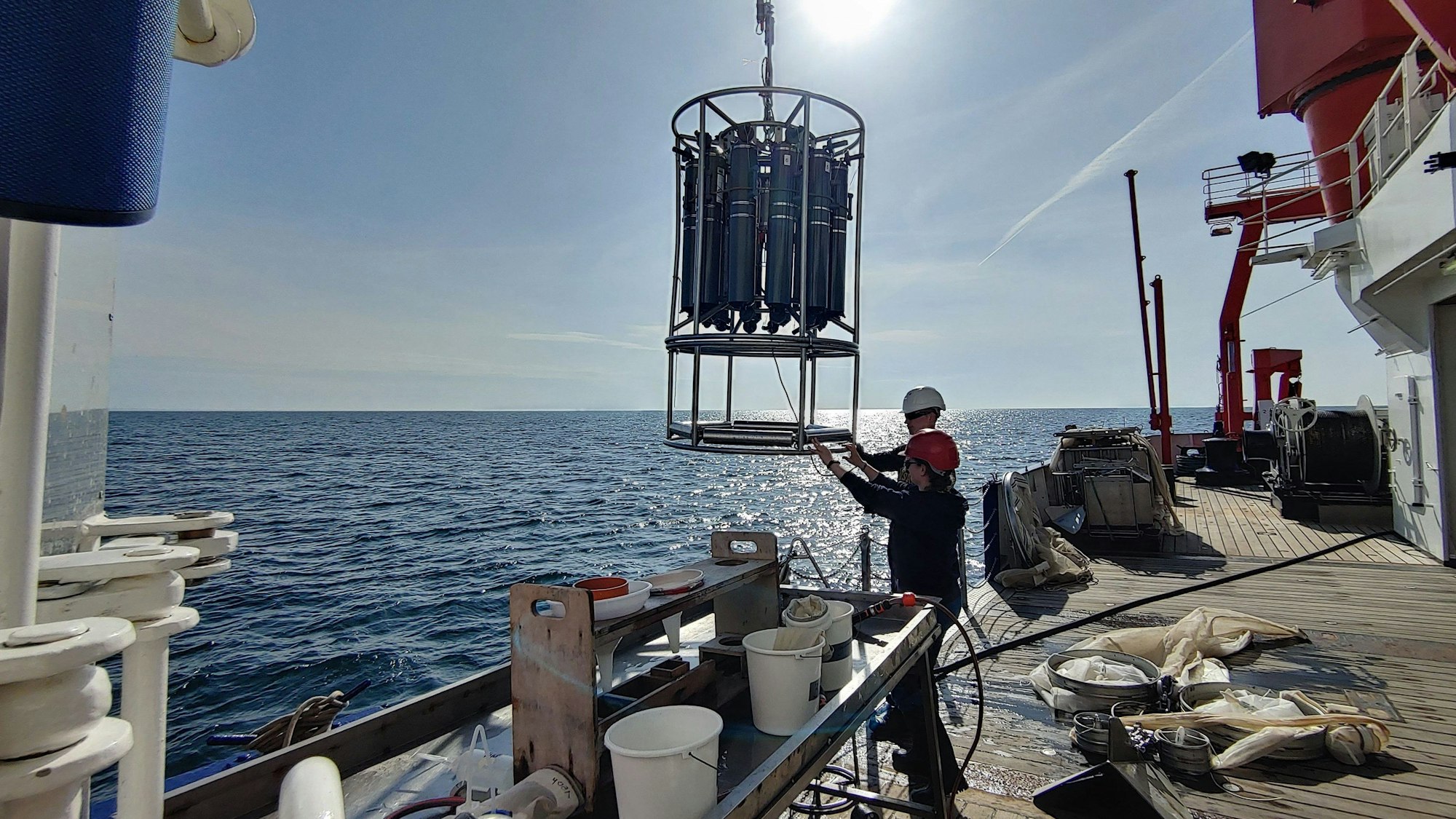 Ostsee: Ein Kranzwasserschöpfer wird von Bord des Forschungsschiffs „Alkor“ des GEOMAR-Helmholtz-Zentrums für Ozeanforschung Kiel in der Ostsee ausgebracht.