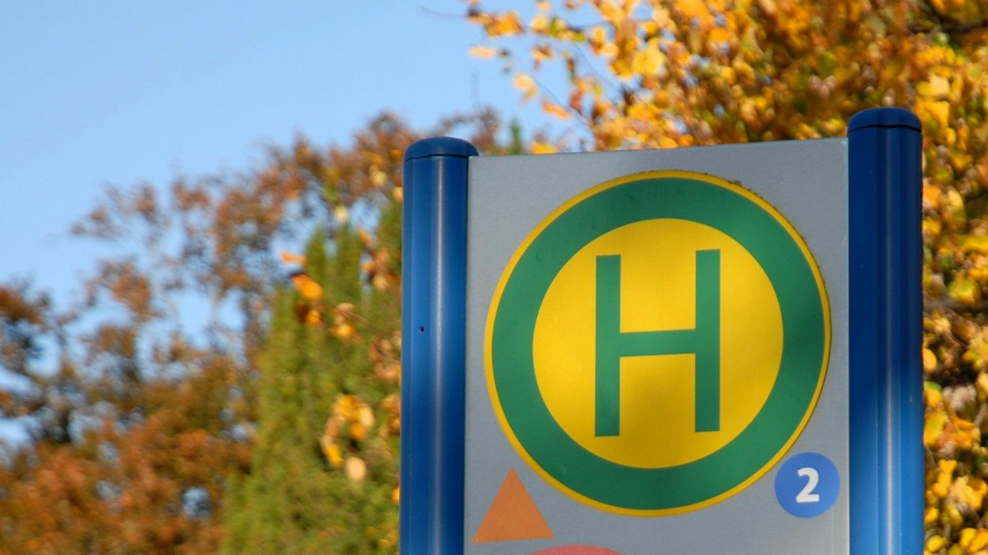 Zu sehen ist das Schild einer Bushaltestelle.