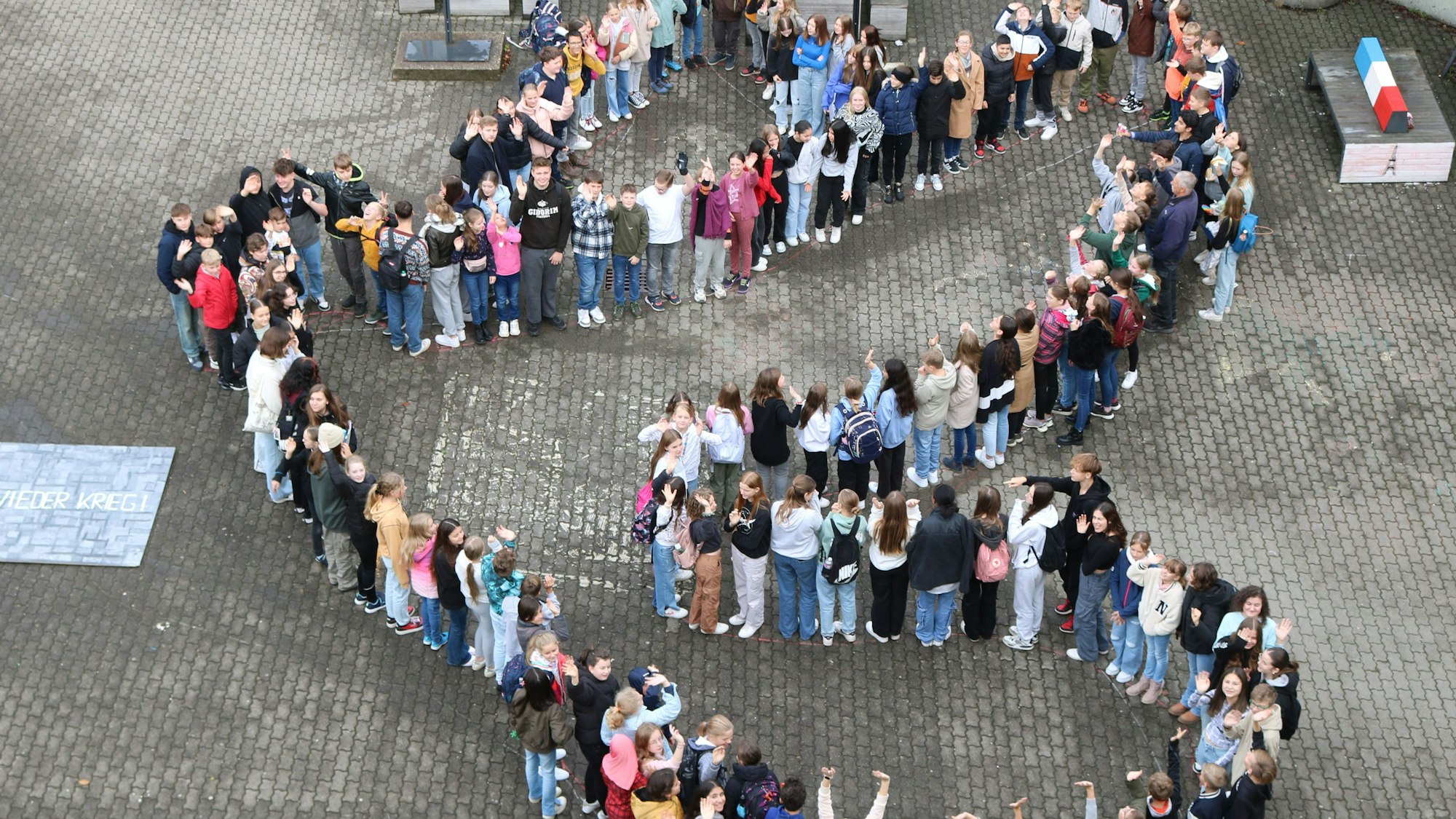 Die Gesamtschüler aus der Vogelperspektive.