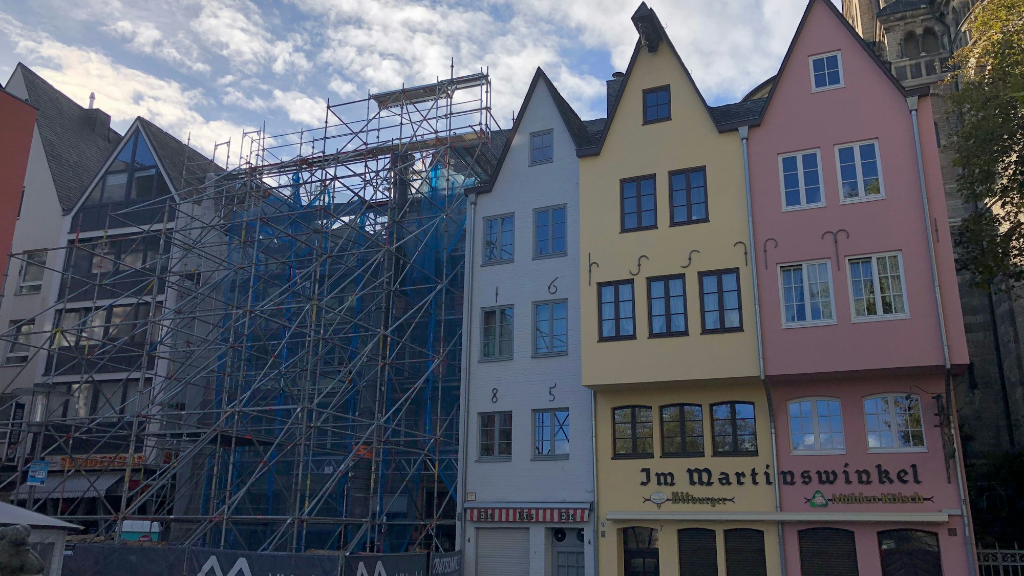 Da fehlt was: Die Dächer und Giebel der Fachwerkhäuser Fischmarkt 1 und 3 (hinter dem Gerüst) wurden bereits zurückgebaut.