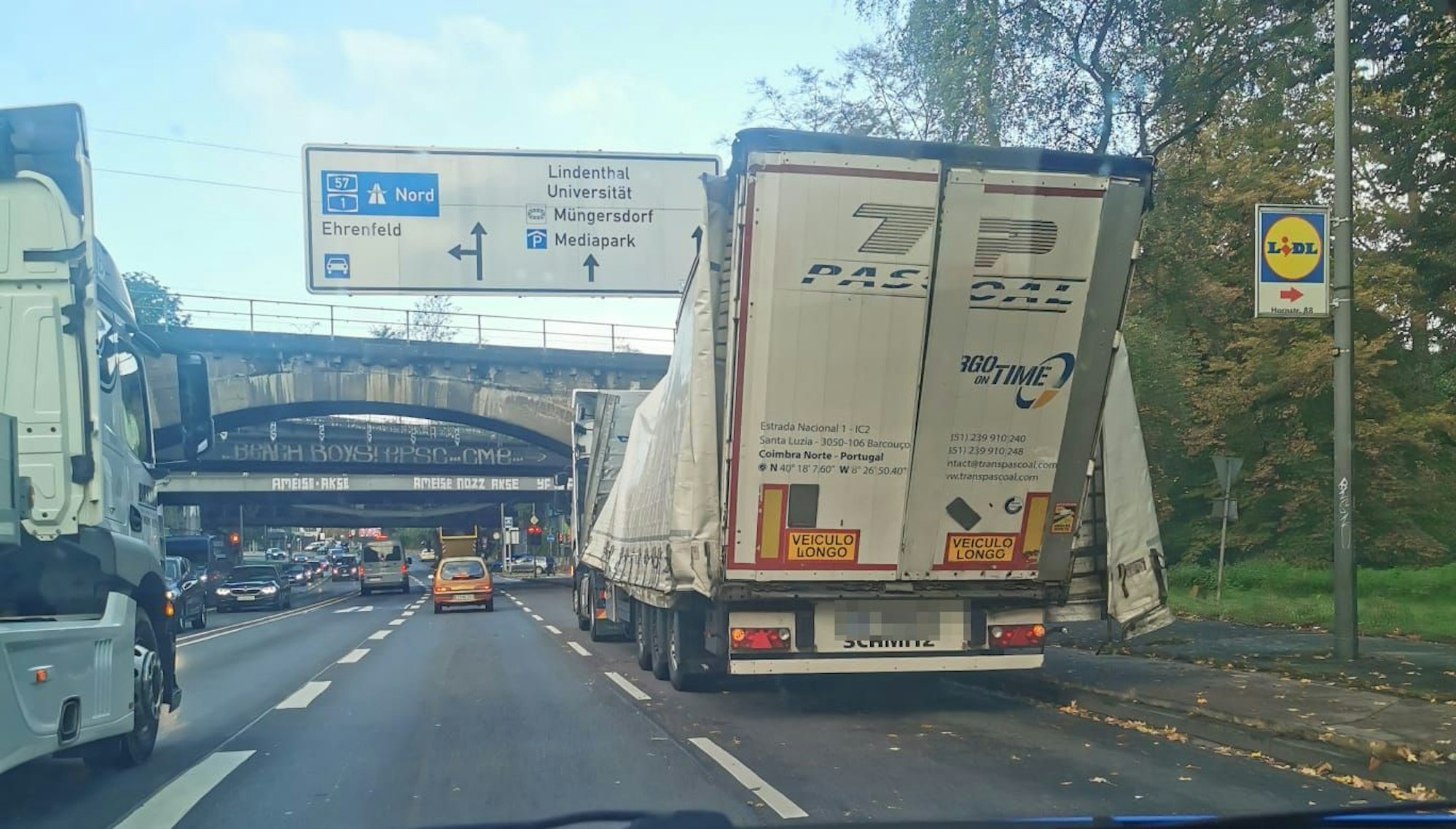 Wieder einmal ist ein Lastwagen an der Brücke an der Inneren Kanalstraße hängengeblieben.