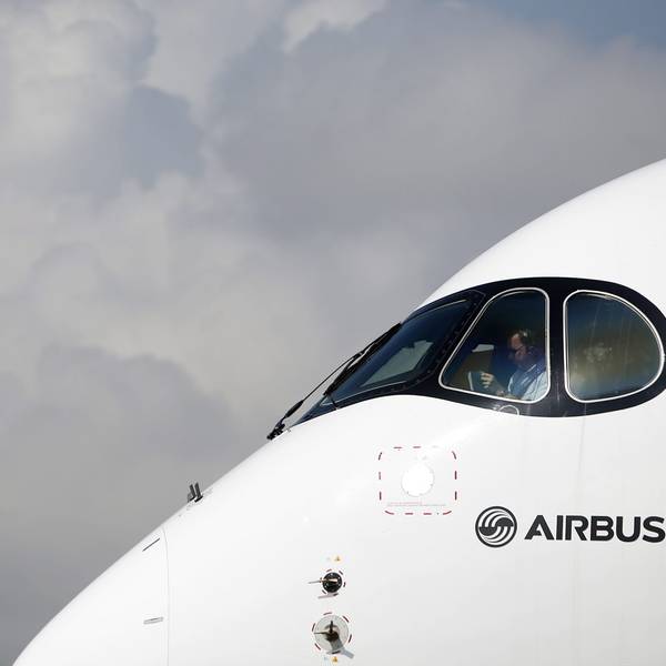 Ein Pilot sitzt im Cockpit eines Airbus A350 XWB, der auf der Airshow in Singapur präsentiert wird.