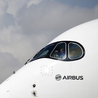 Ein Pilot sitzt im Cockpit eines Airbus A350 XWB, der auf der Airshow in Singapur präsentiert wird.