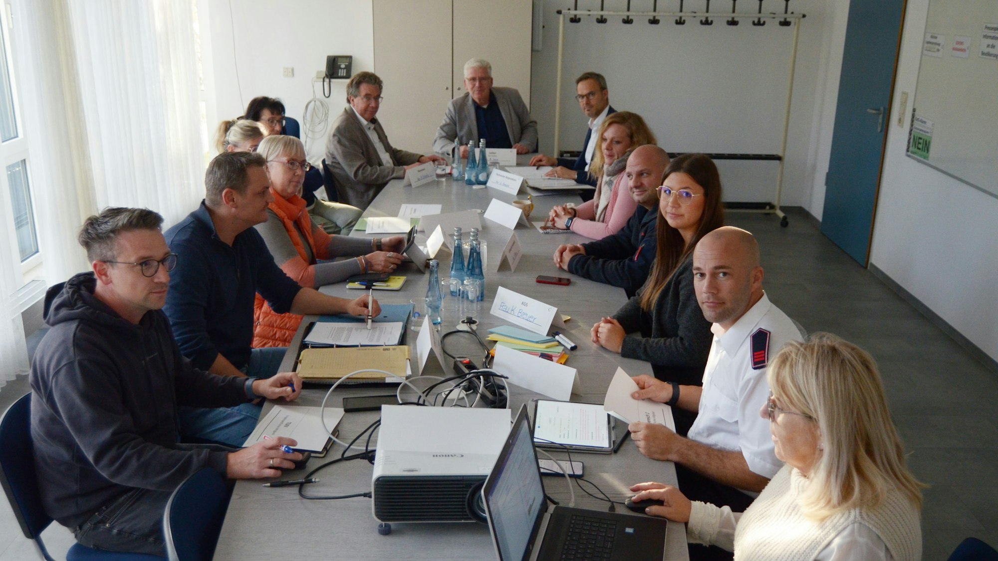 In einem Besprechungsraum im Euskirchener Rathaus berät der 13-köpfige Stab für außergewöhnliche Ereignisse über die Folgen der Cyber-Attacke auf ein Rechenzentrum, von der die Stadt betroffen ist.