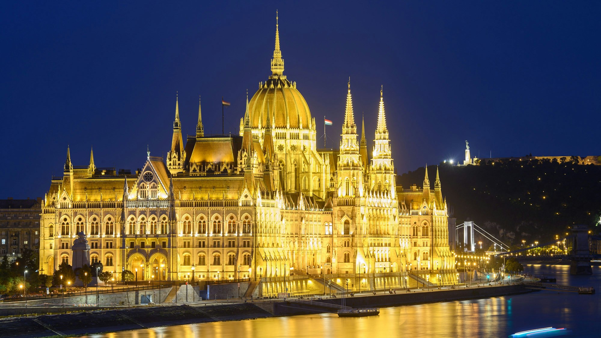 Das Parlamentsgebäude an der Donau ist am Abend beleuchtet. +++ dpa-Bildfunk +++