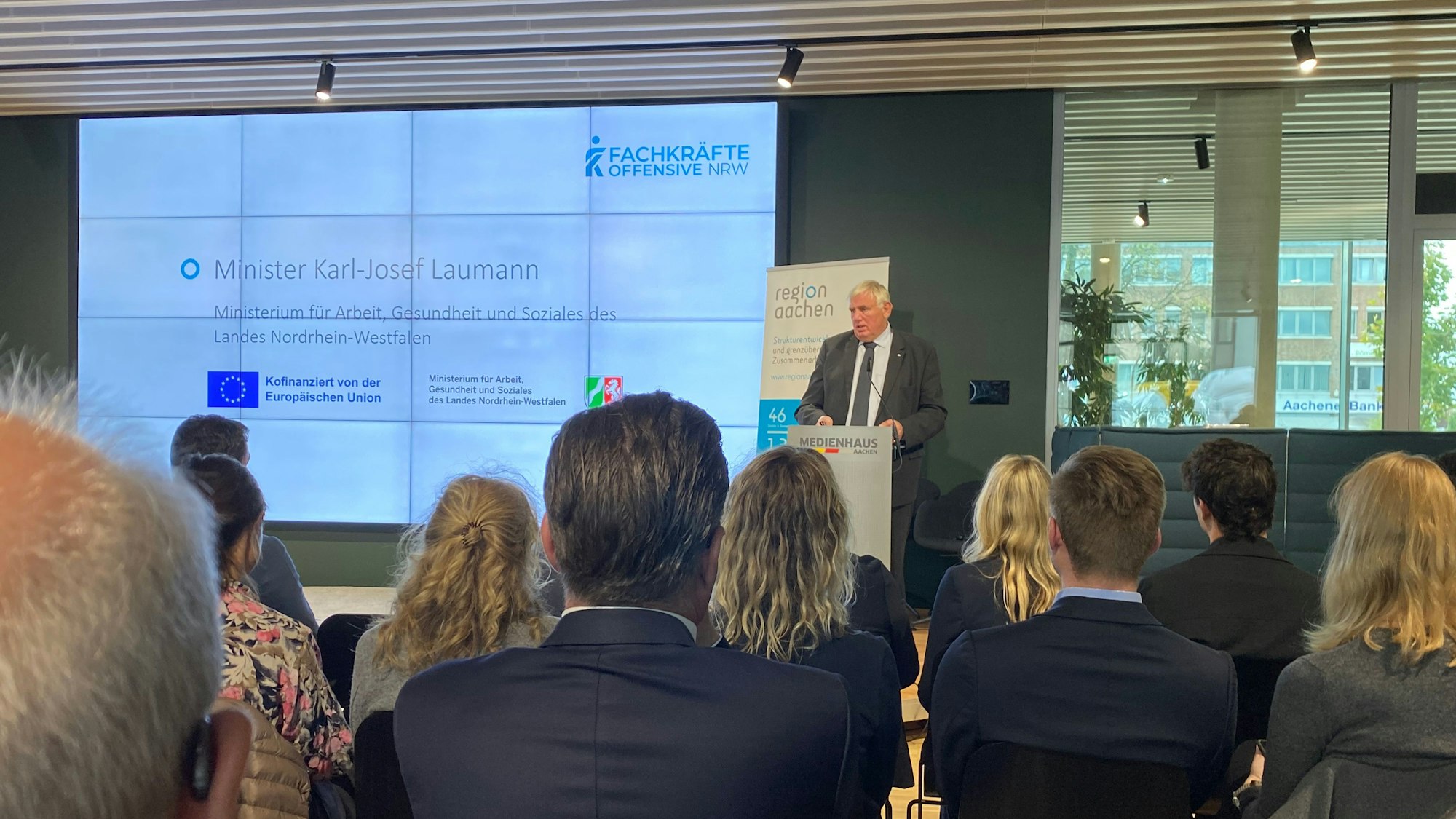 Minister Karl-Josef Laumann hält eine Präsentation im Medienhaus Aachen