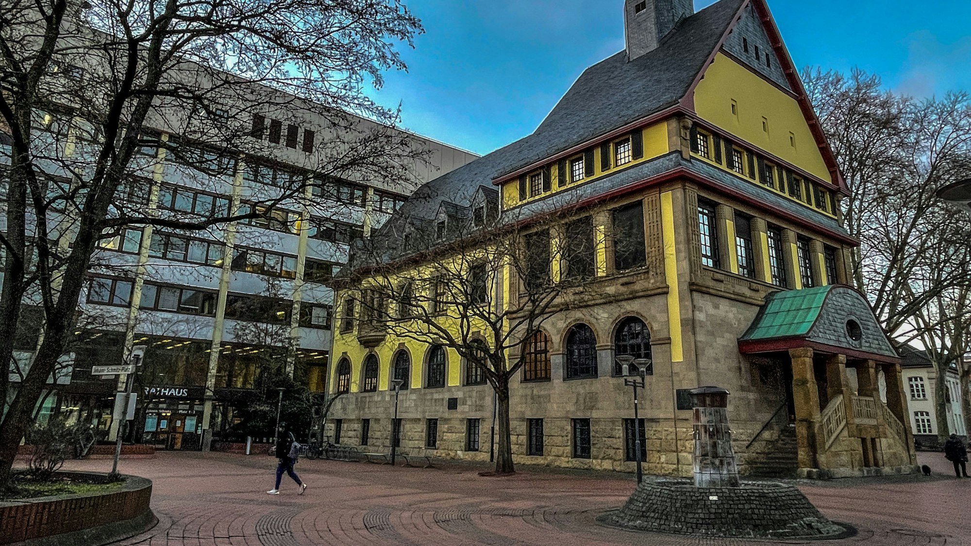 Auf dem Foto ist der Platz vor dem Frechener Rathaus zu sehen.