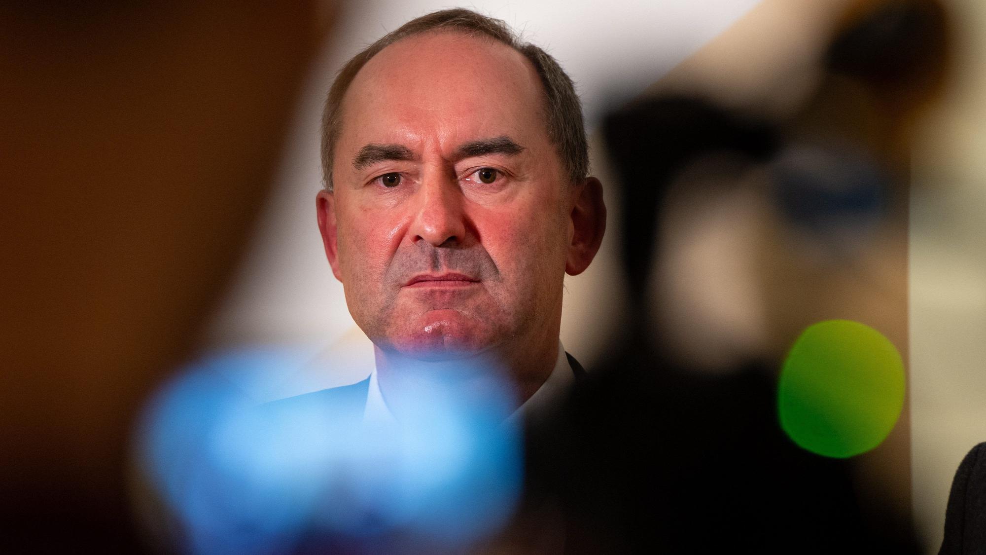 Hubert Aiwanger, stellvertretender Ministerpräsident Bayerns, hat sich klar gegen Anti-Israel-Demos positioniert.