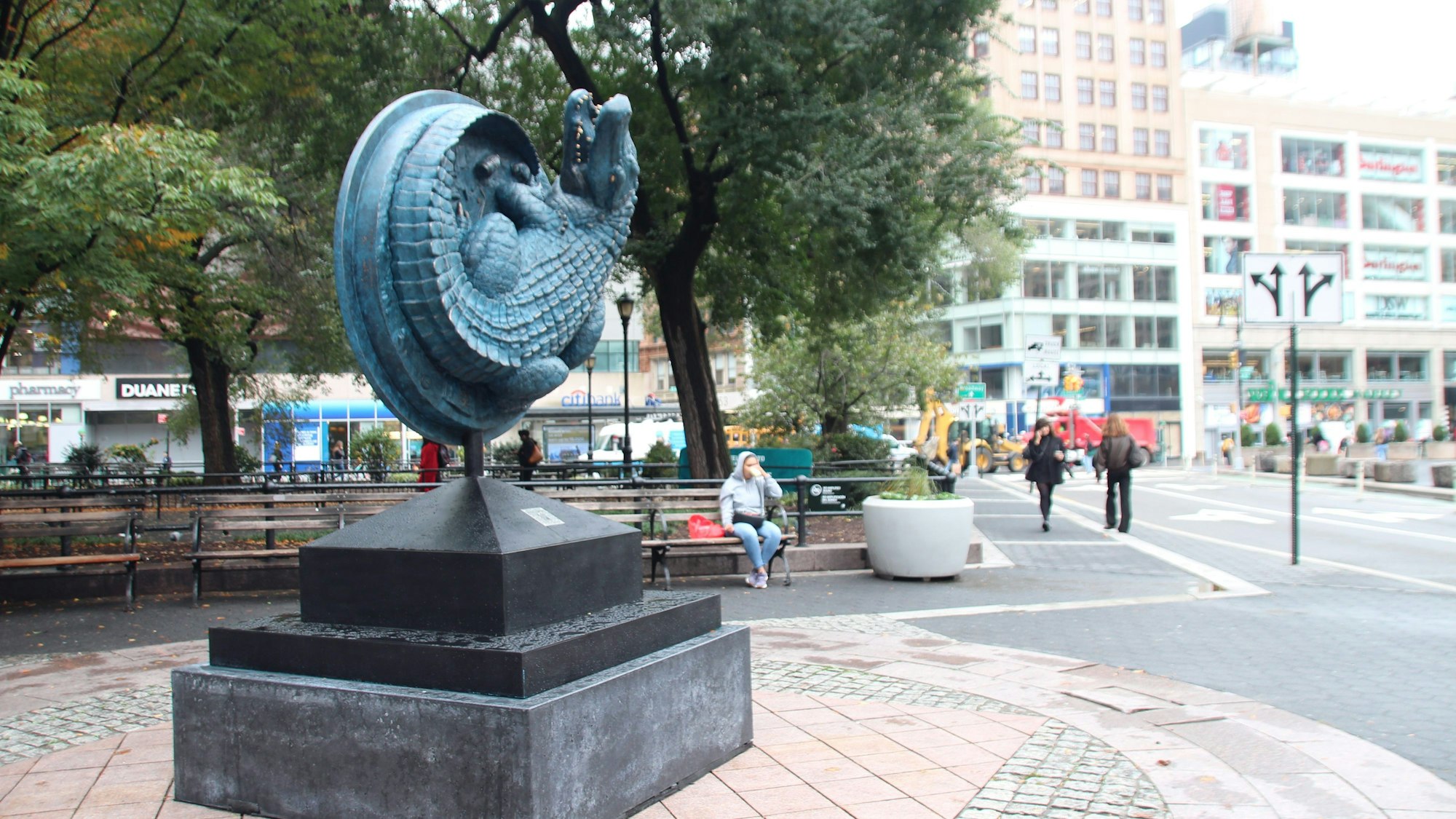 PRODUKTION - 30.10.2023, USA, New York: Alligator-Statue am New Yorker Union Square. Alligator-Statue des schwedischen Künstlers Alexander Klingspor am New Yorker Union Square.