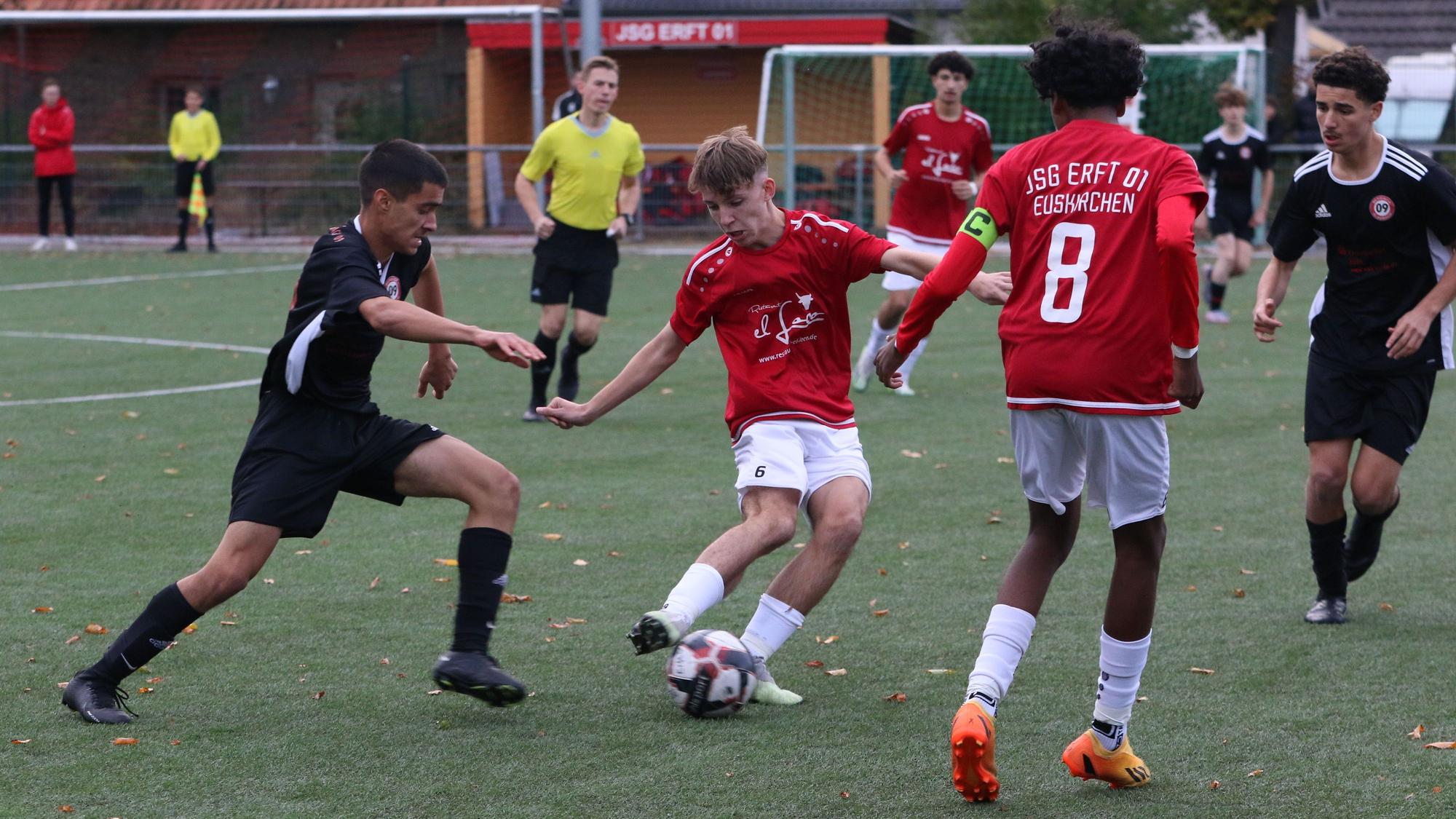 Der Spieler der JSG Erft 01 stoppt den Ball, der Gegenspieler aus Bergisch Gladbach setzt zur Attacke an.