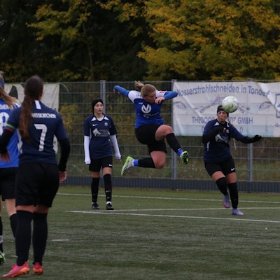 Erfthöhen-Spielerin Julia Poth mit einem eingesprungenen Schuss. Die anderen Spielerinnen schauen zu.