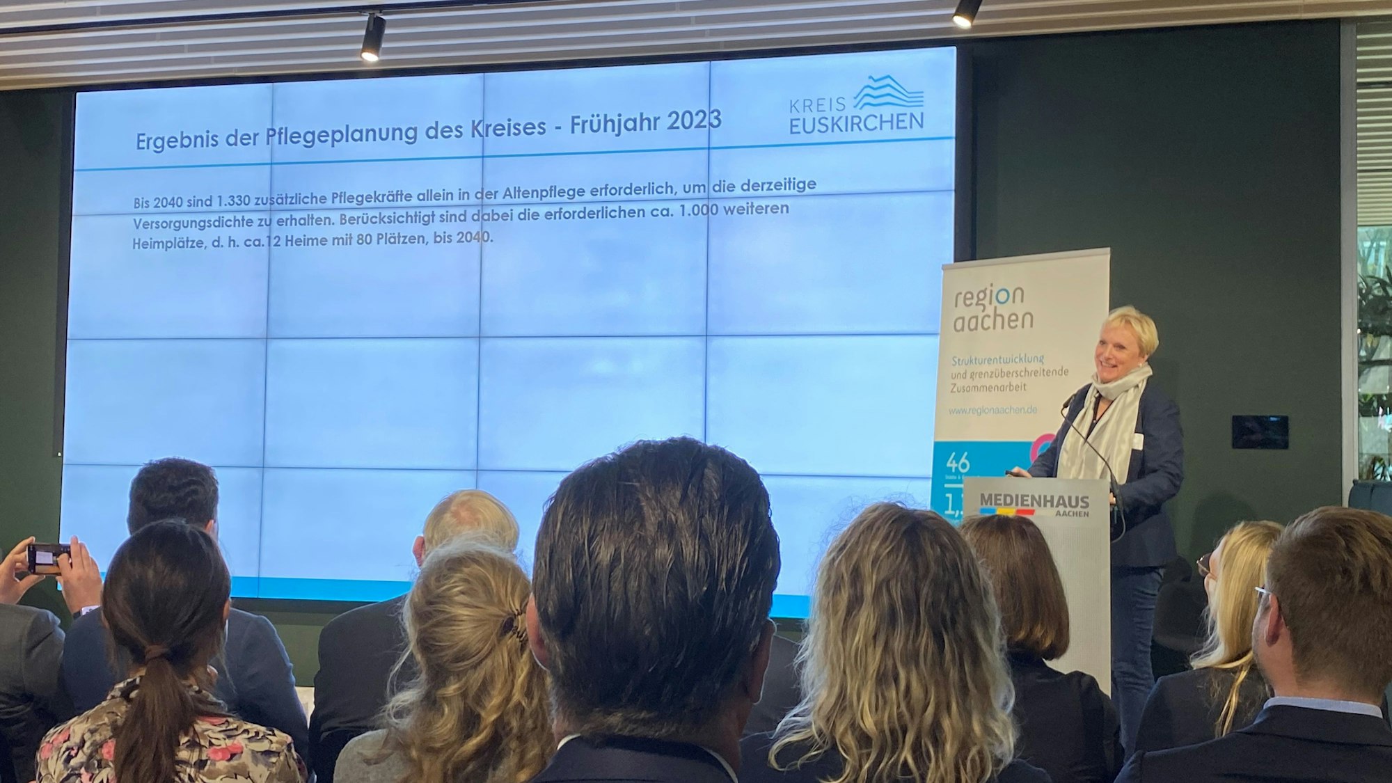 Birgit Wonneberger-Wrede stellt das Euskirchener Projekt „Fachräfterecruiting in Indien“ in Aachen vor.