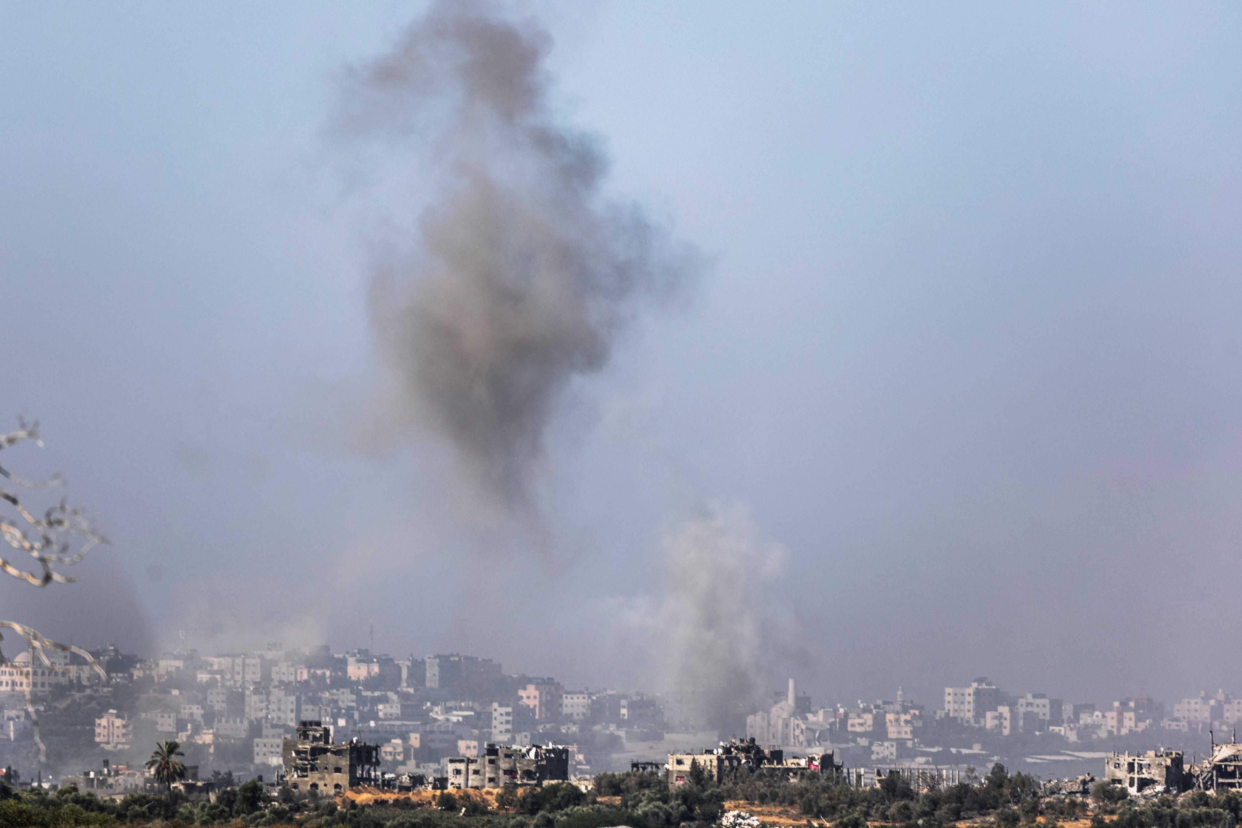 Israel, Sderot: Ein Überblick über den Gazastreifen mit Rauchentwicklung nach einer Explosion während des israelischen Bombardements.