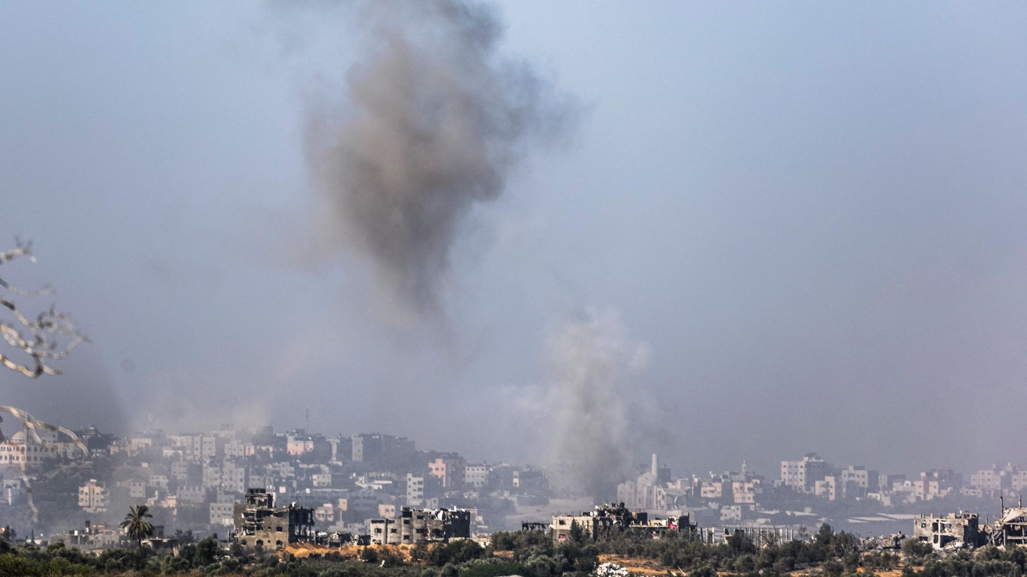 Israel, Sderot: Ein Überblick über den Gazastreifen mit Rauchentwicklung nach einer Explosion während des israelischen Bombardements.