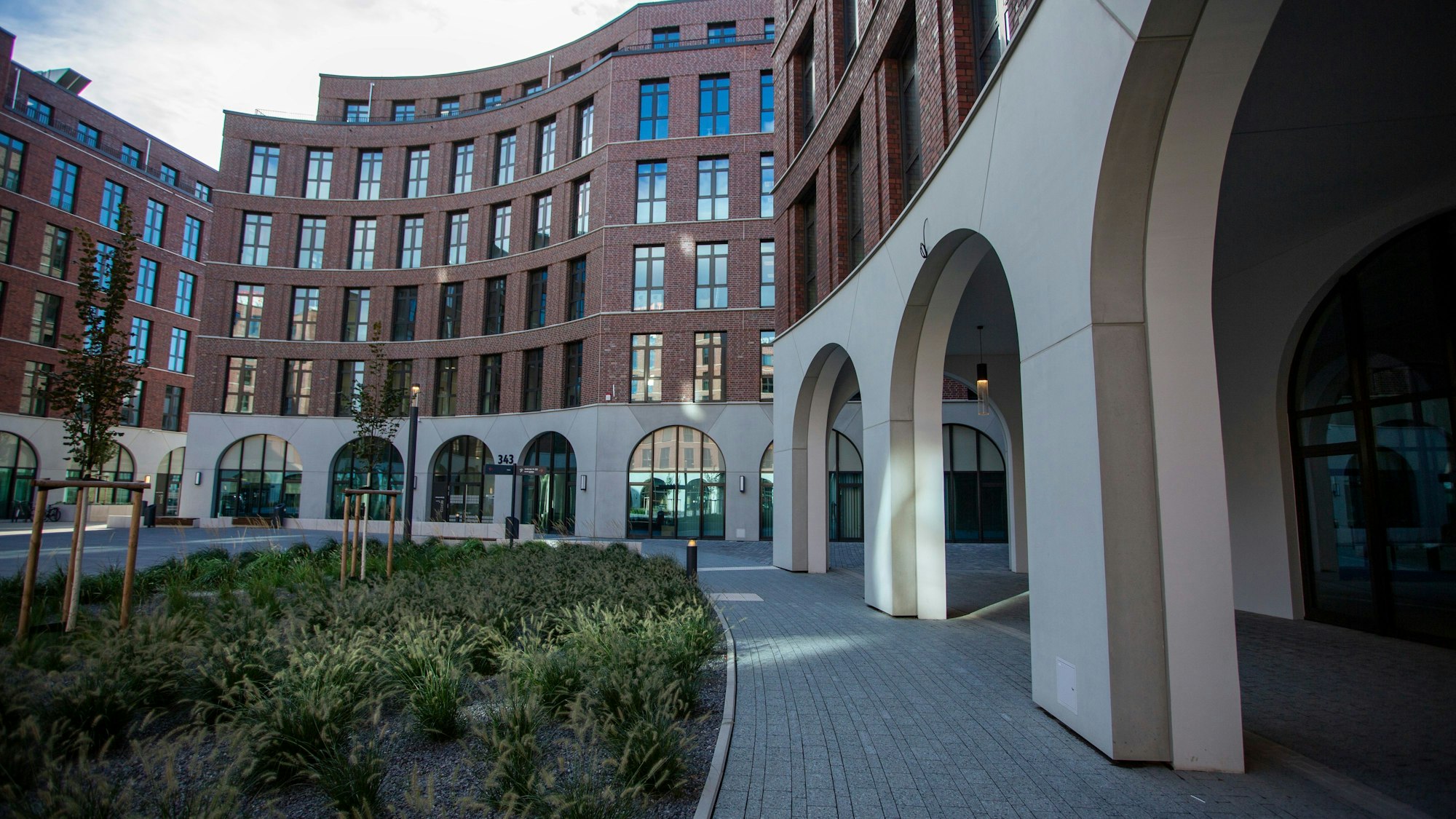 Angelehnt an eine italienische Piazza präsentiert sich die zentrale, ovale Platzfläche mit Arkaden und geschwungenen Fassaden.